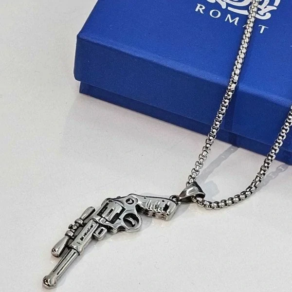 A Trendy Men Necklace with a Bold Design